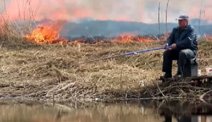 І нехай весь світ зачекає: в Білорусі чоловік рибалив у кільці вогню - відео
