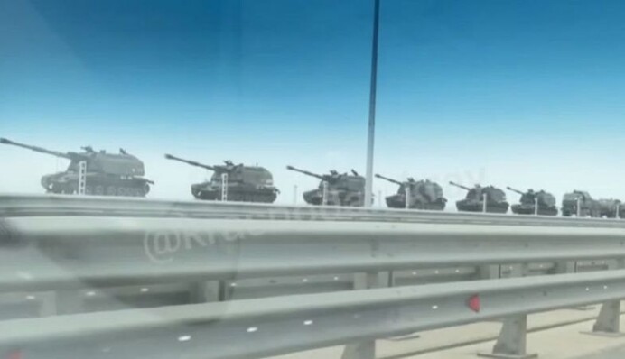 Ешелон за ешелоном: свіжі відео стягування Росією військової техніки до кордону з Україною