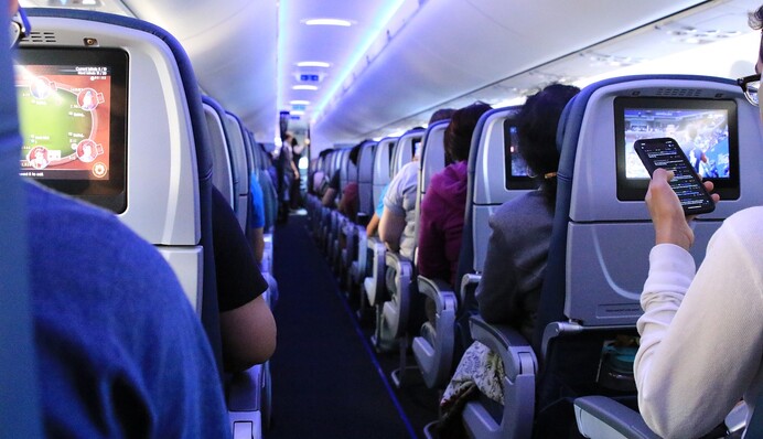 Разнимали всем самолетом: в Турции две женщины устроили эффектную драку