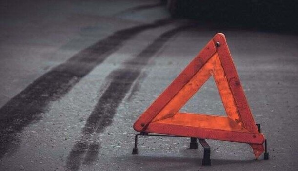 Под Киевом случилось страшное смертельное ДТП - части авто разлетелись по трассе: видео