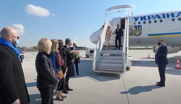 Зеленский прибыл во Францию: видео из аэропорта