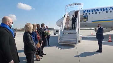 Зеленський прибув до Франції: відео з аеропорту