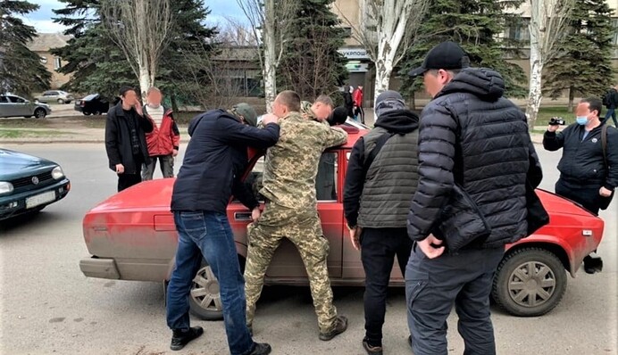 Угрожал и вымогал деньги: на Донбассе задержали военнослужащего, фото