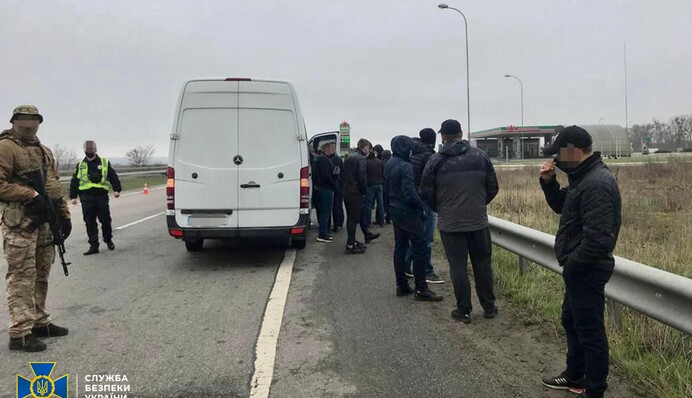 На під'їздах до Харкова затримали автобуси з десятками 