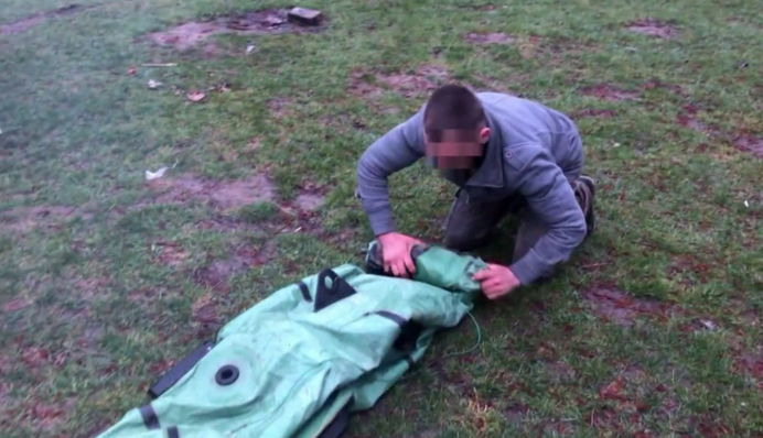 До побачення, моя люба: під Києвом браконьєр зі сльозами віддавав човен поліції