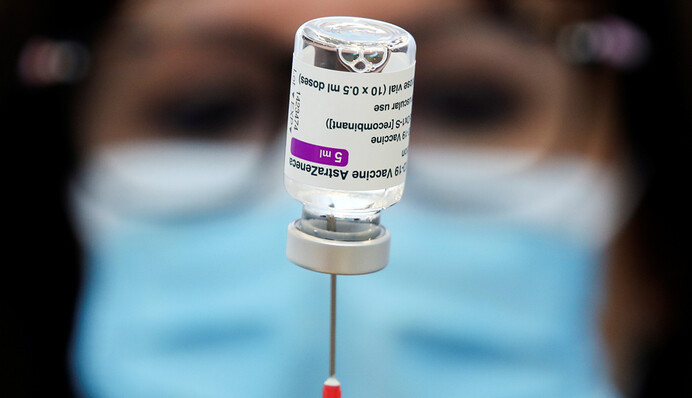 Вчені назвали причину виникнення тромбів після вакцинації AstraZeneca