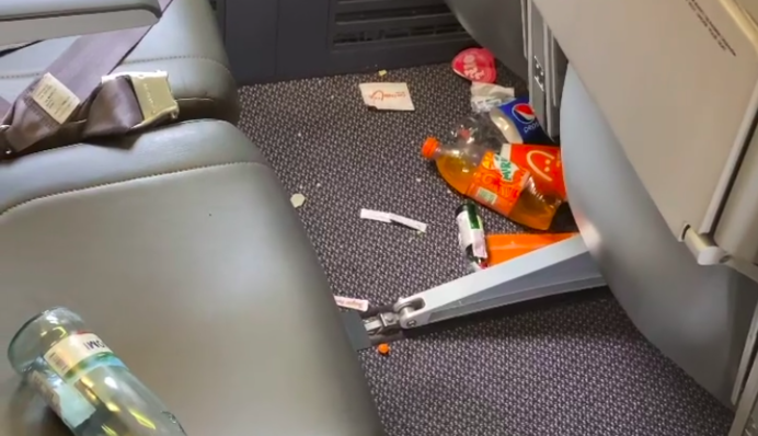 Украинские туристы превратили салон самолета в свинарник: видео