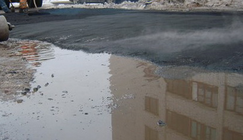 Дождь им не помеха: суровые украинские коммунальщики продемонстрировали очередное ноу-хау, видео