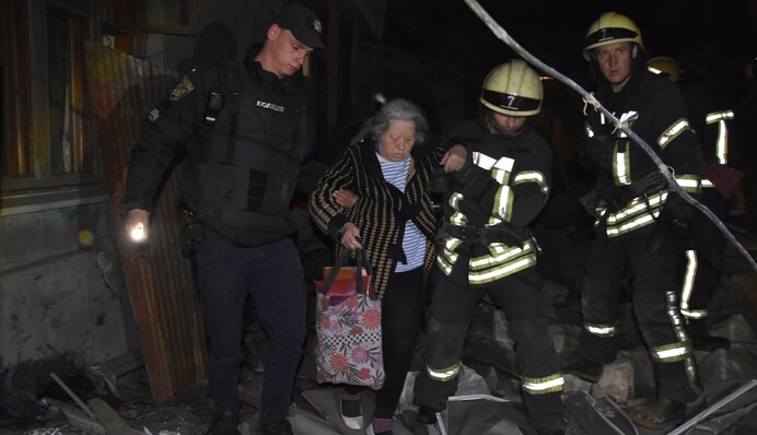Людей діставали з-під завалів: в Одесі прогримів вибух в житловому будинку