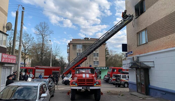 Пыталась спастись от огня: в Ровно пенсионерка выпрыгнула с третьего этажа, ее спас автомобиль