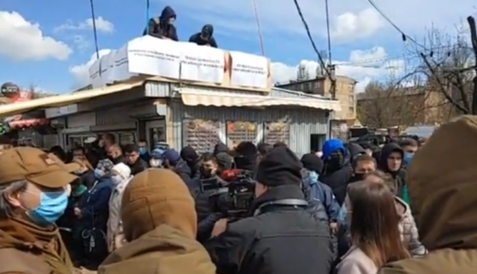 Перекрита дорога і затримання: в Києві продовжують зносити МАФи - свіжі деталі