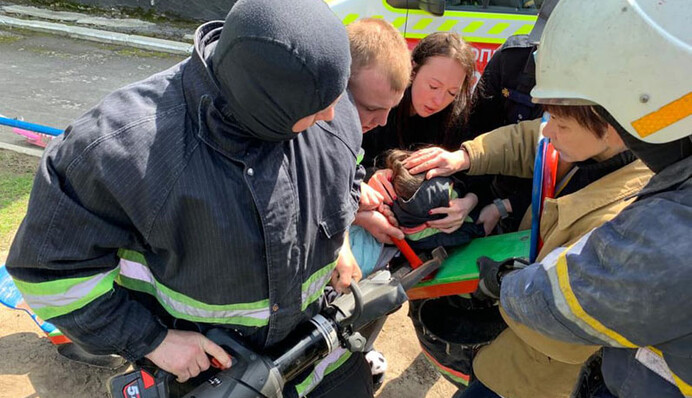 Застрягла головою: під Дніпром рятувальники дістали дівчинку з небезпечної пастки