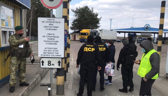 Вернули на преступную родину: из Украины выслали двоих россиян