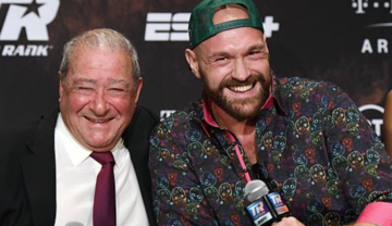 Выглядит мертвым: топ-промоутер высказался о ситуации с боем века Джошуа - Фьюри