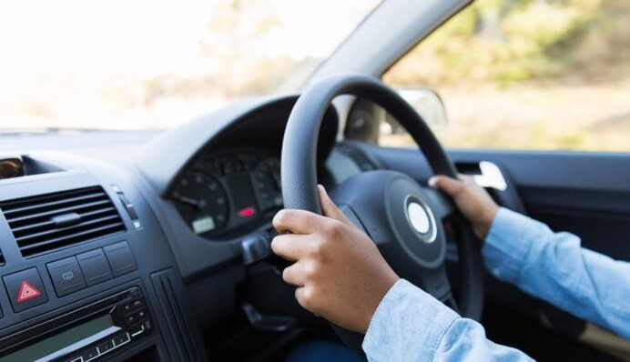 В России 6-летний ребенок за рулем автомобиля насмерть сбил свою мать, фото