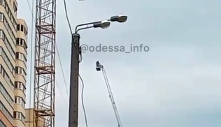 В Одесі чоловік виліз на стрілу баштового крана, щоб випити пиво: відео