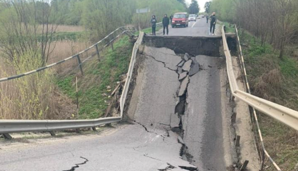 Под Львовом обрушился мост - движение по трассе полностью парализовано: первые кадры с места