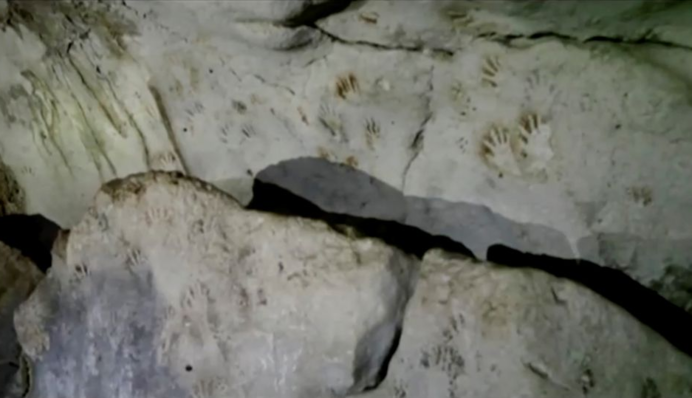 Археологи обнаружили в древней пещере майя загадочные отпечатки рук: фото