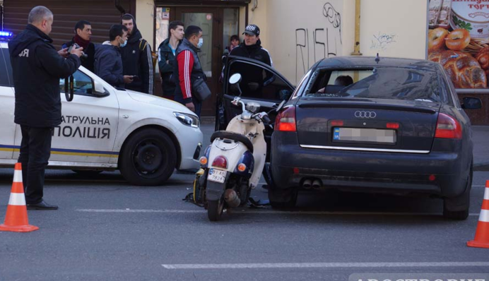 У центрі Києва сталася серйозна ДТП зі скутеристом служби доставки: ексклюзивні фото з місця аварії