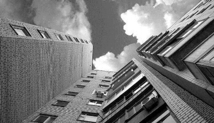 В Киеве ребенок выпал из окна многоэтажки: подробности трагедии и фото