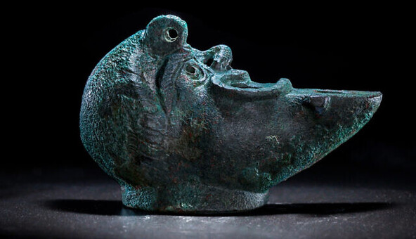 Археологи обнаружили загадочную бронзовую лампу, в стене здания, которому 2 тыс. лет: фото