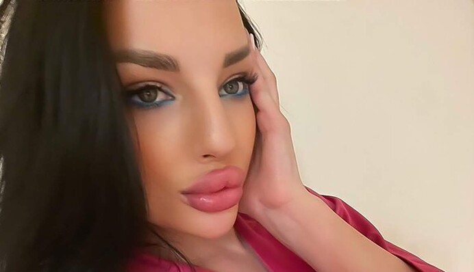 Мне жаль, что Крым оккупирован: дочь судьи, оскорбившая украинцев, записала видео с извинениями