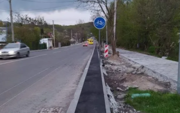 "Все для людей": у Львові помітили дивну велодоріжку, фото