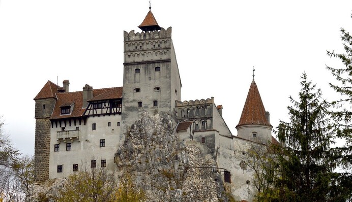 Укол Дракули: в Румунії відкрили центр вакцинації в відомому замку, але сюрпризи на цьому не закінчилися