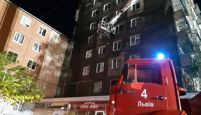 Во Львове вспыхнул пожар в многоэтажке: людей эвакуировали весьма необычным способом