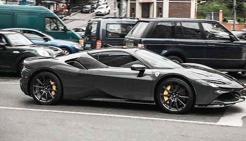 На улицах Киева заметили шикарный суперкар Ferrari - стоит 20 млн: фото