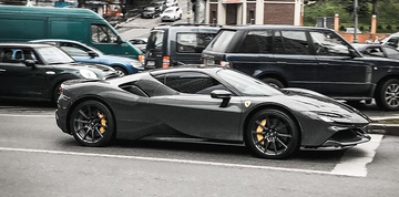 На улицах Киева заметили шикарный суперкар Ferrari - стоит 20 млн: фото