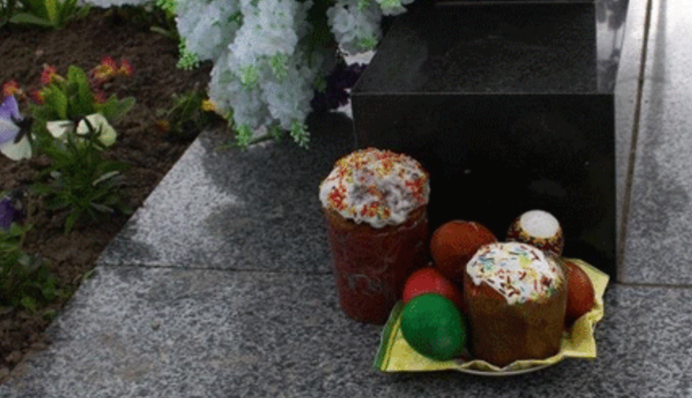 Після Радониці збирають їжу на кладовищах: мережі розбурхало фото людей з мішками