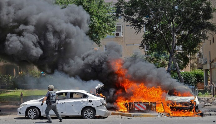 Небо у вогні: Ізраїль знову потрапив під обстріл, але неспокійно і всередині країни