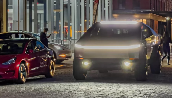 За рулем был Илон Маск: Tesla Cybertruck прокатился по дорогам Нью-Йорка, видео