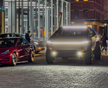 За рулем был Илон Маск: Tesla Cybertruck прокатился по дорогам Нью-Йорка, видео