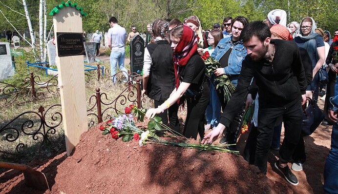 У Казані попрощалися з убитими школярами і вчителькою: фото і відео похорону