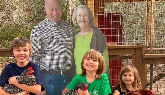 Всегда вместе с внуками: в США пара оригинально повеселила родственников