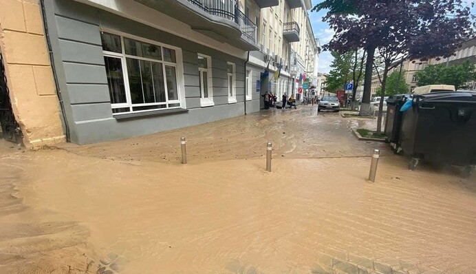 У центрі Києва потоп через прорив труби - вулиця перетворилася на гаряче 