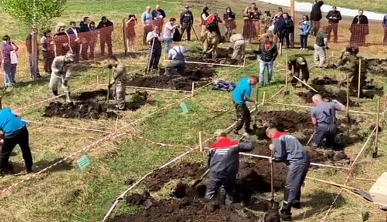 У Росії влаштували чемпіонат з копання могил - відео вражає