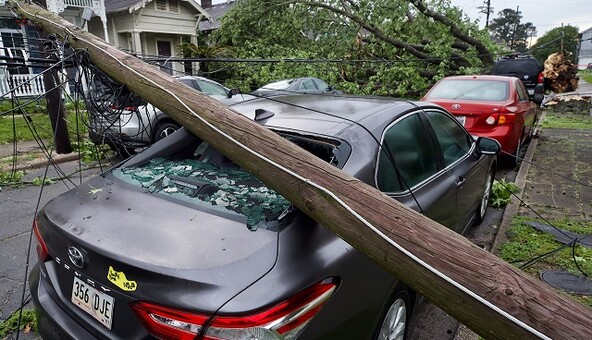 В США мощный торнадо вырывал деревья с корнями и валил электроопоры: фото и видео