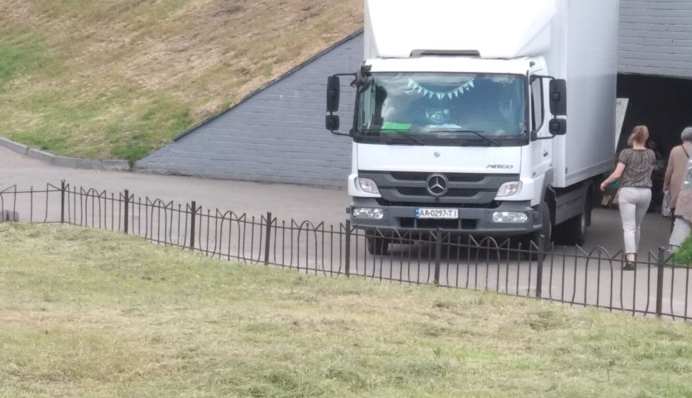 Перекрив все, що міг: в мережі показали фото 