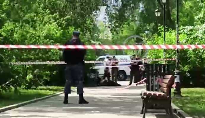 У Росії чоловік влаштував криваву різанину посеред вулиці: перші деталі