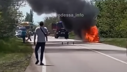 На трасі Одеса-Миколаїв потужна пожежа знищила авто - піднявся стовп вогню і диму: відео