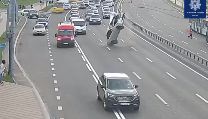 ​Попал в необычное ДТП и хотел убежать от полиции: в Киеве патрульные задержали пьяного водителя, видео