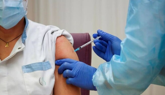 В Украине начали вакцинировать людей из очереди 