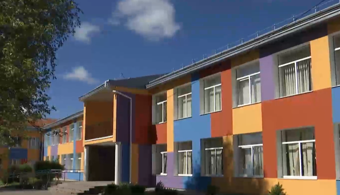 Погрожувала відрізати палець і змусила з'їсти паперовий літачок: у Львові розгорівся гучний скандал з вчителькою, відео