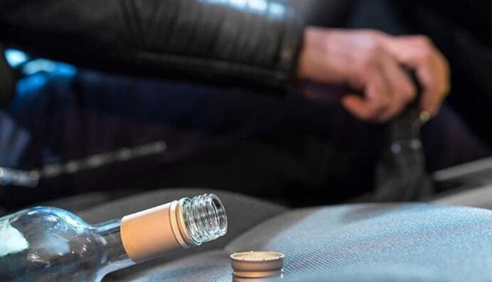 В Виннице пьяный водитель еле заполз в авто: в сети показали видео