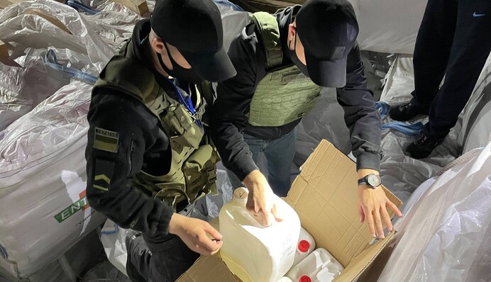 Розвантажують другу добу: в Україні виявили рекордну контрабанду