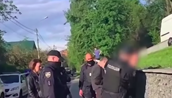 В Киеве патрульный у всех на глазах ударил подростка: видео разгневало сети