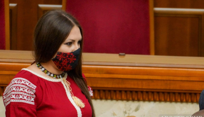 Нардеп засветила в Раде стильную вышиванку: эксклюзивные фото